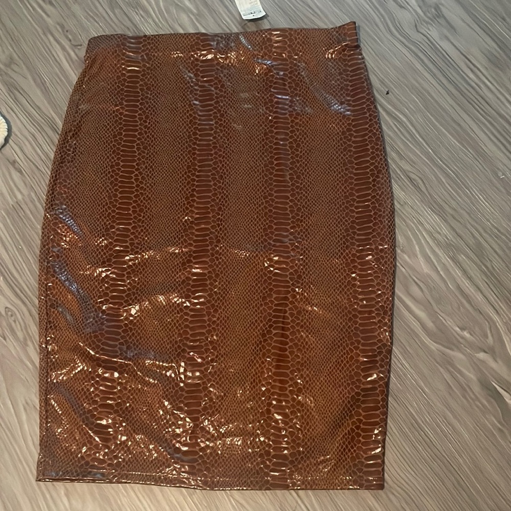 Mid -skirt stretchy leather material